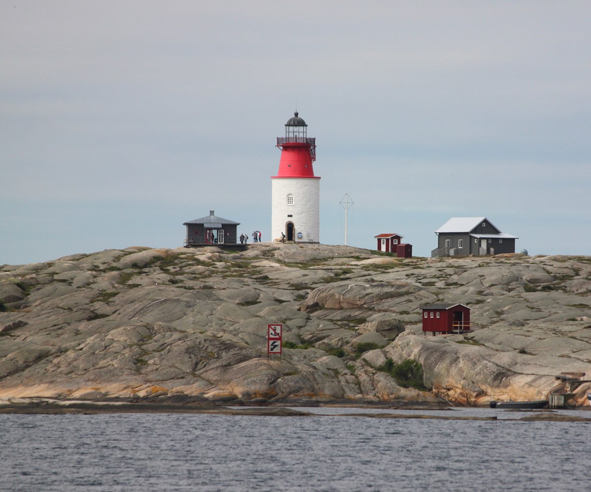 Hållö lighthouse and rocks