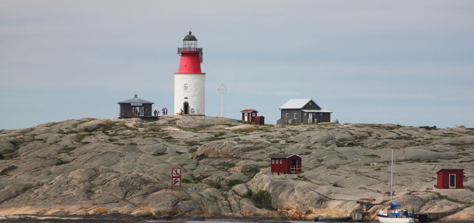 Hållö lighthouse and rocks