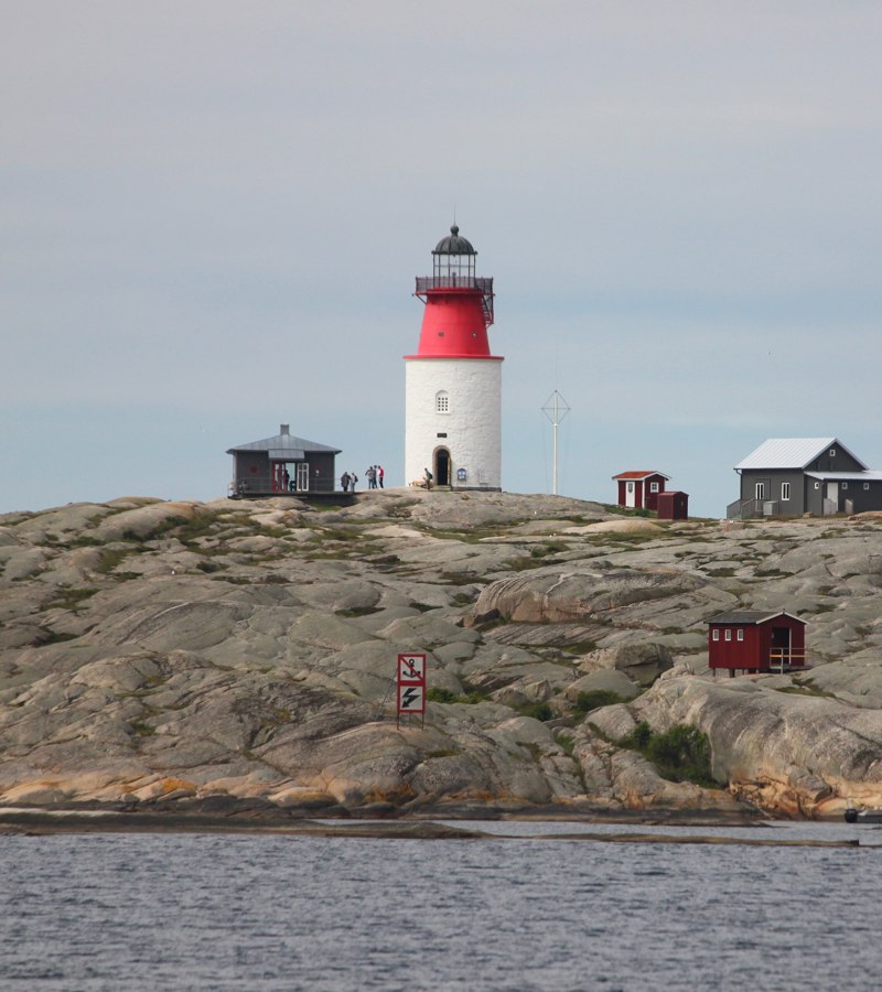 Hållö lighthouse and rocks