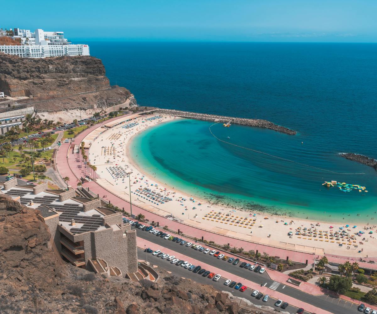 Calm waters of Playa de Amadores