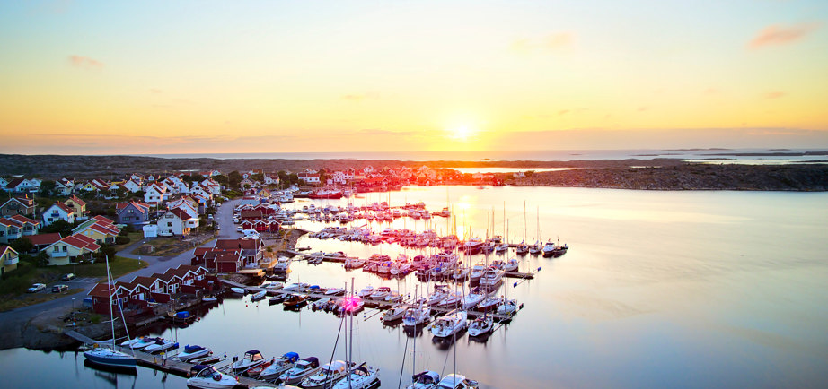 Smögen evening harbor dining
